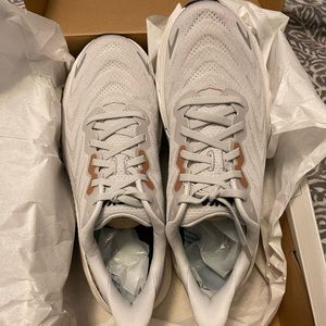 Hoka Arahi 6 BNIB